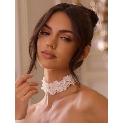 Collier de mariée ras de cou, perles et fleurs en 3D