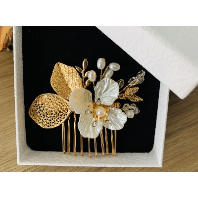 Peigne de mariée doré avec perles et fleurs ivoire