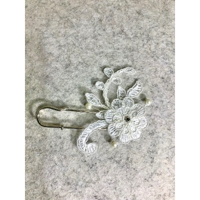 Attache-traîne de mariage artisanal en dentelle et perles