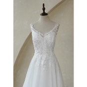 Robe de mariée fluide avec longue traîne en dentelle T46