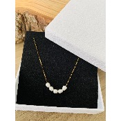 Collier fantaisie avec 5 perles d’eau douce, doré 